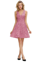 Stilvolles Homecoming-Kleid mit V-Ausschnitt und Blumenapplikationen, knielanges ärmelloses Partykleid