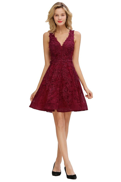 Stilvolles Homecoming-Kleid mit V-Ausschnitt und Blumenapplikationen, knielanges ärmelloses Partykleid