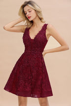 Stilvolles Homecoming-Kleid mit V-Ausschnitt und Blumenapplikationen, knielanges ärmelloses Partykleid