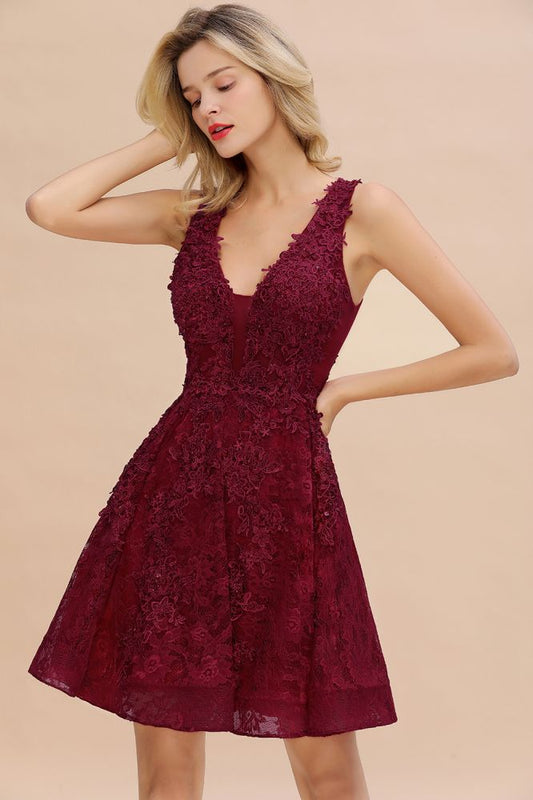 Stilvolles Homecoming-Kleid mit V-Ausschnitt und Blumenapplikationen, knielanges ärmelloses Partykleid