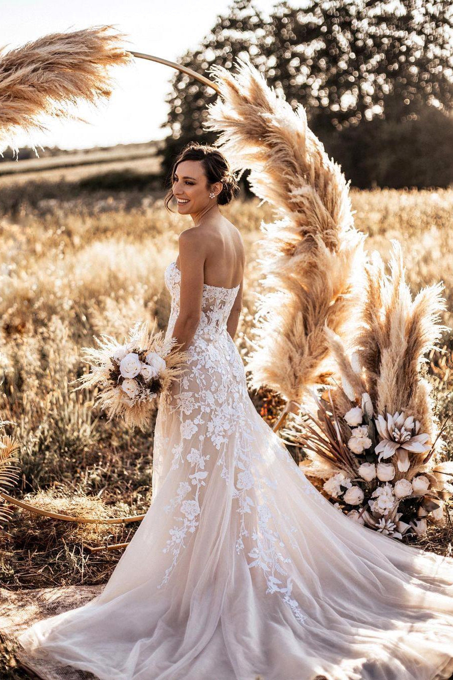 Elegante vestido de novia de tul blanco con escote corazón