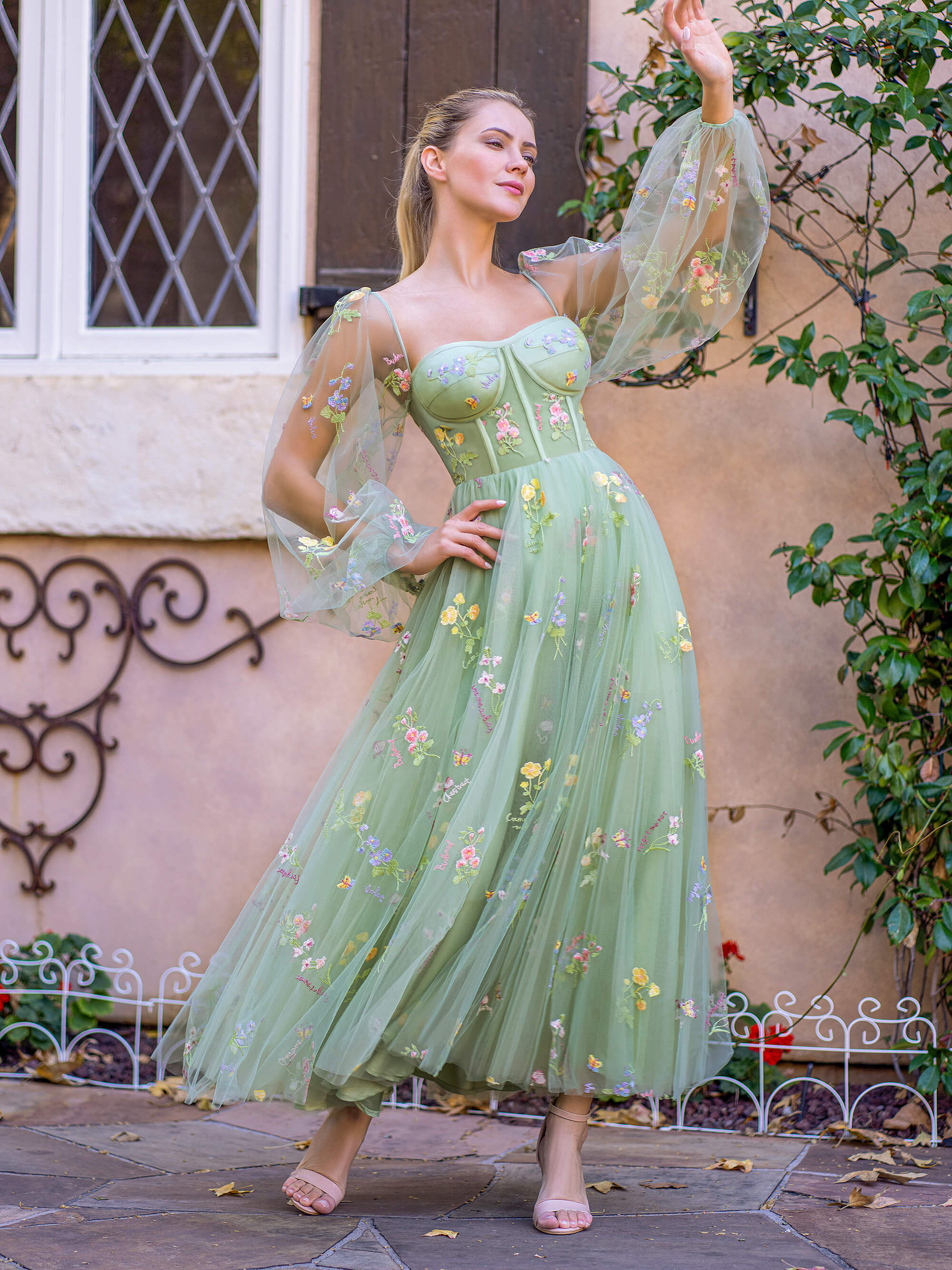 Vestido de fiesta con escote corazón, bordado, tul, mangas abullonadas, corsé floral, largo hasta la rodilla