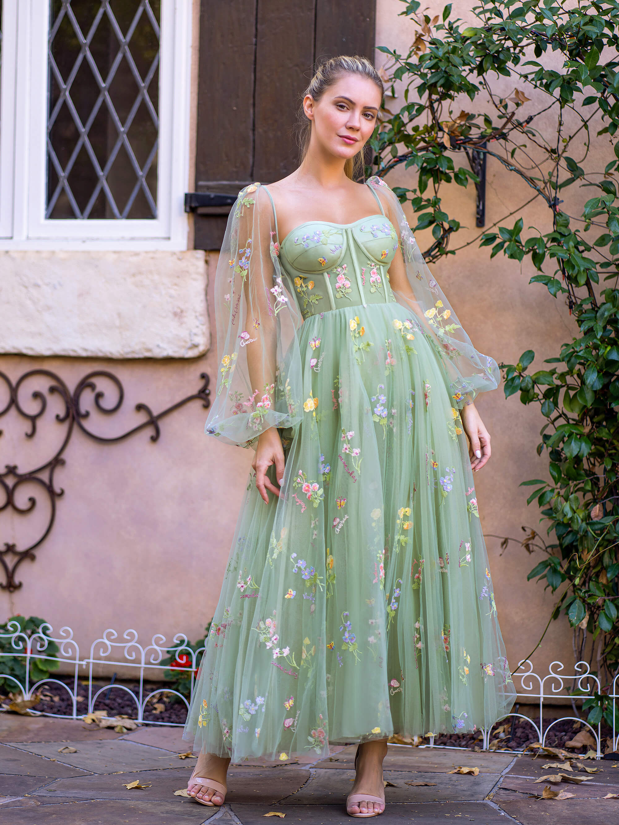 Vestido de fiesta con escote corazón, bordado, tul, mangas abullonadas, corsé floral, largo hasta la rodilla