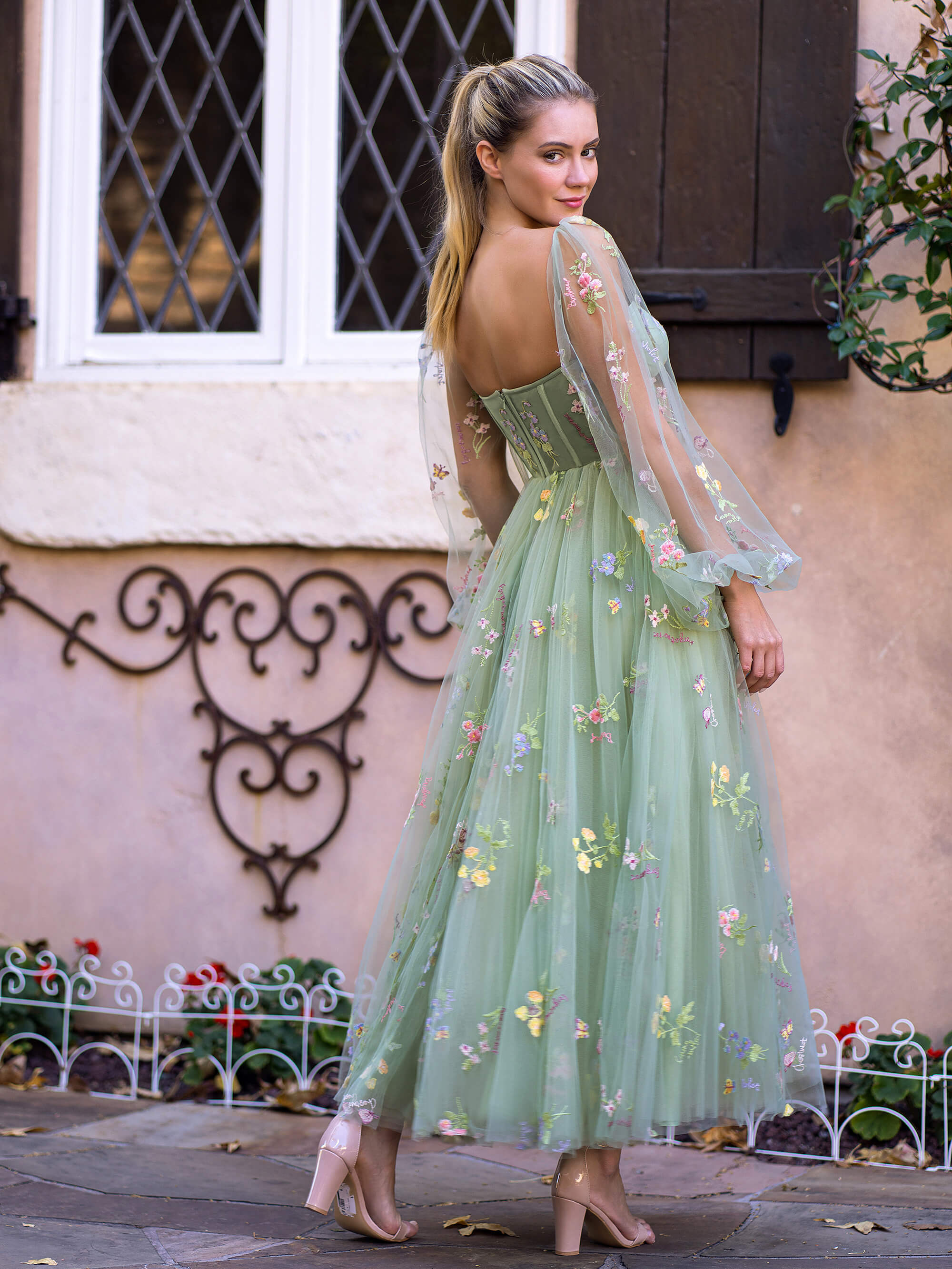 Vestido de fiesta con escote corazón, bordado, tul, mangas abullonadas, corsé floral, largo hasta la rodilla
