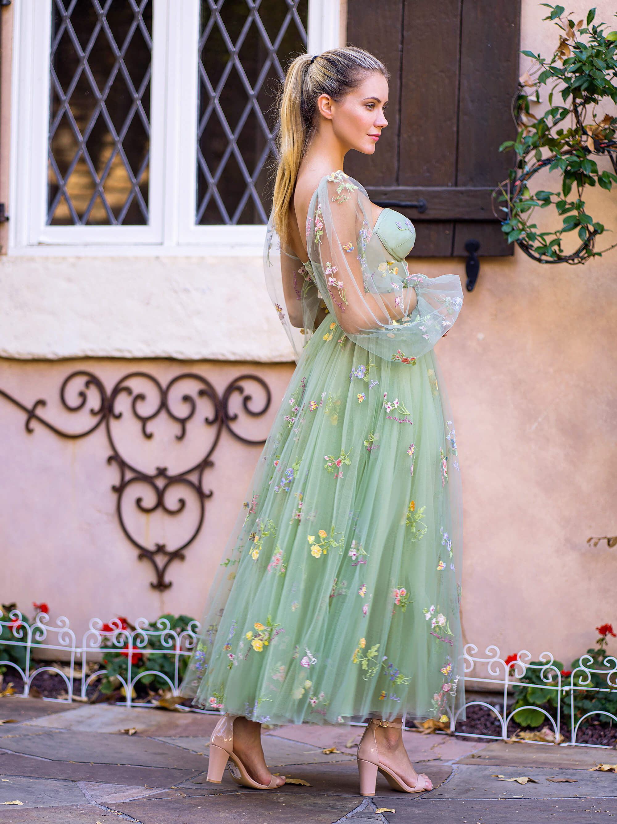 Vestido de fiesta con escote corazón, bordado, tul, mangas abullonadas, corsé floral, largo hasta la rodilla