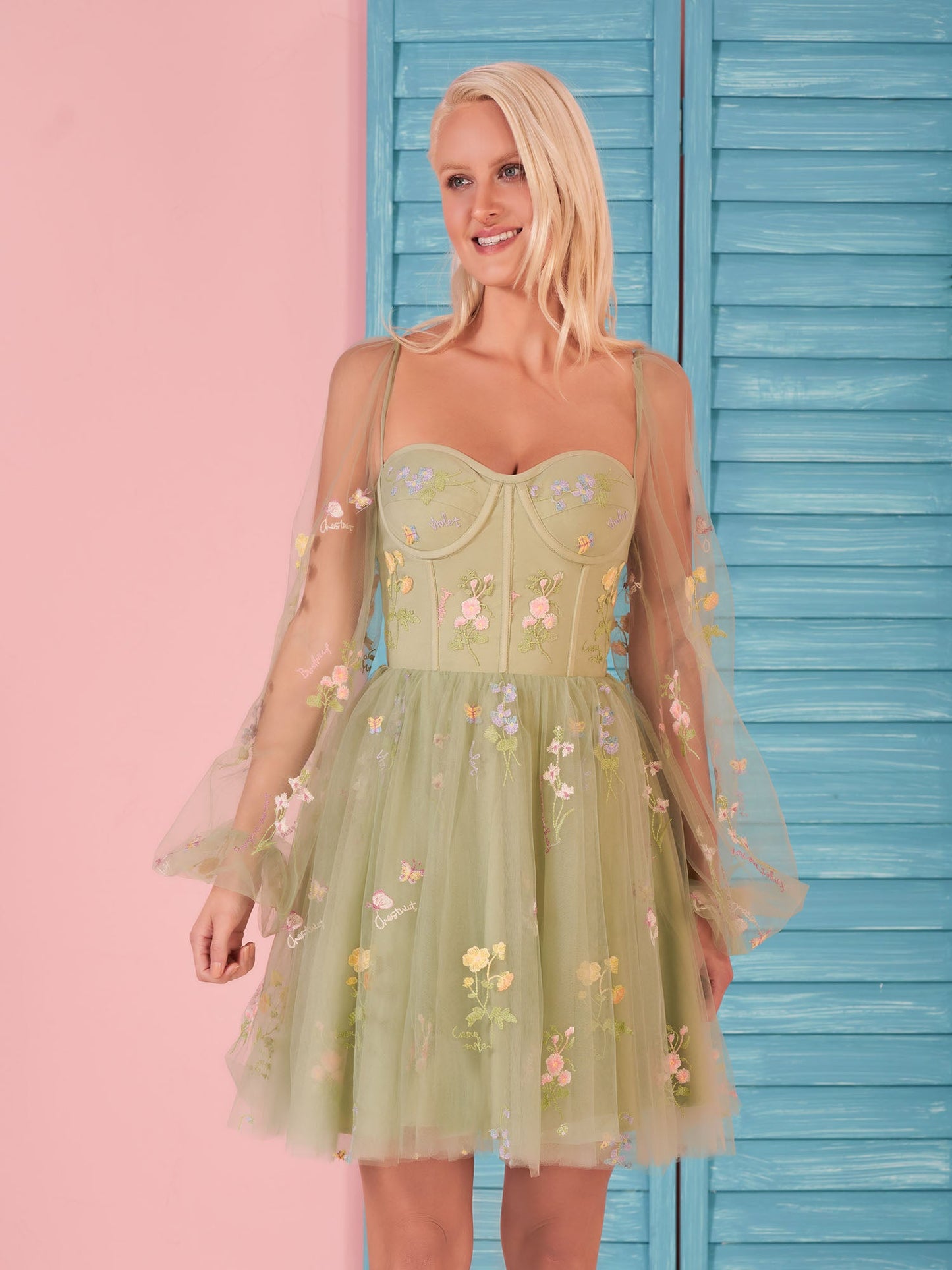 Kurzes Cocktailkleid aus Tüll mit Herzausschnitt und Puffärmeln