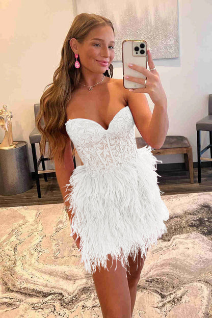 Amina | Vestido de fiesta con falda de plumas y encaje con escote en forma de corazón