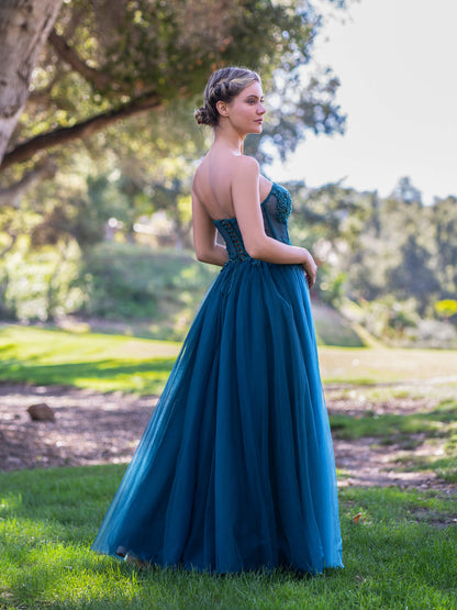 Bodenlanges Ballkleid aus Tüll mit Korsettspitze