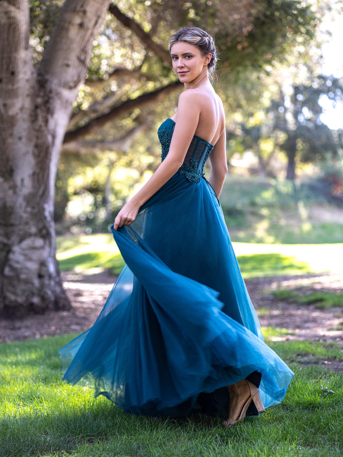 Bodenlanges Ballkleid aus Tüll mit Korsettspitze