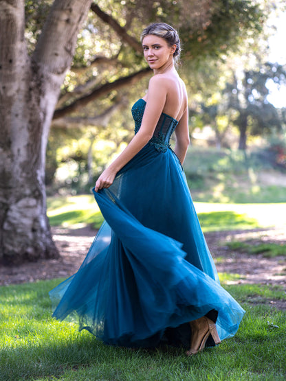 Bodenlanges Ballkleid aus Tüll mit Korsettspitze