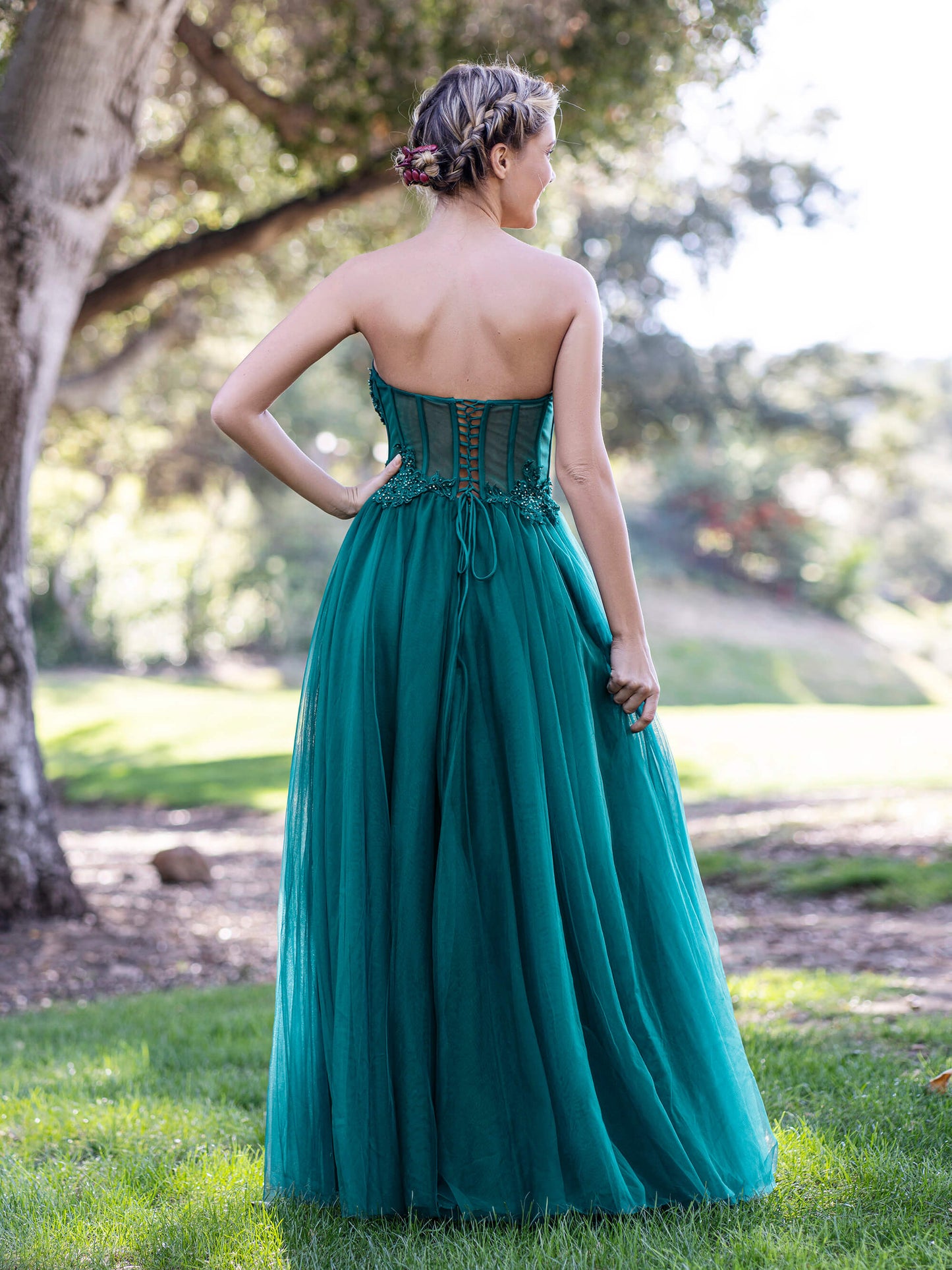 Bodenlanges Ballkleid aus Tüll mit Korsettspitze