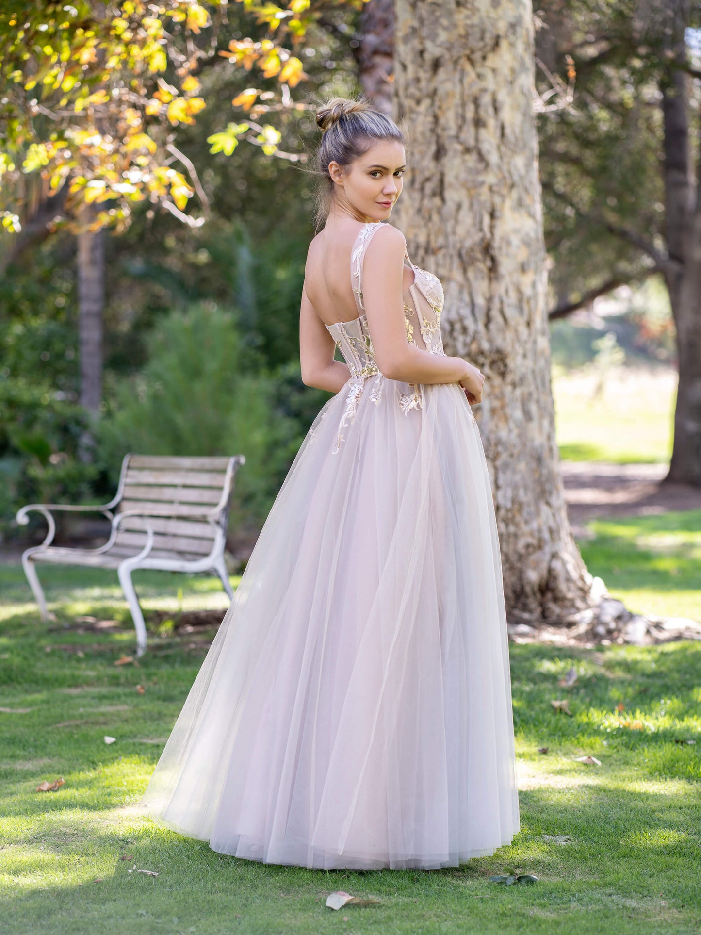 Bodenlanges Ballkleid mit Korsettspitze und Tüllapplikation