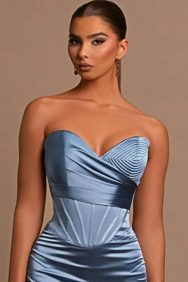Vestido de fiesta de satén azul polvoriento con corte sirena y escote corazón