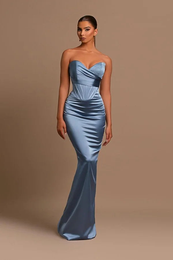 Vestido de fiesta de satén azul polvoriento con corte sirena y escote corazón
