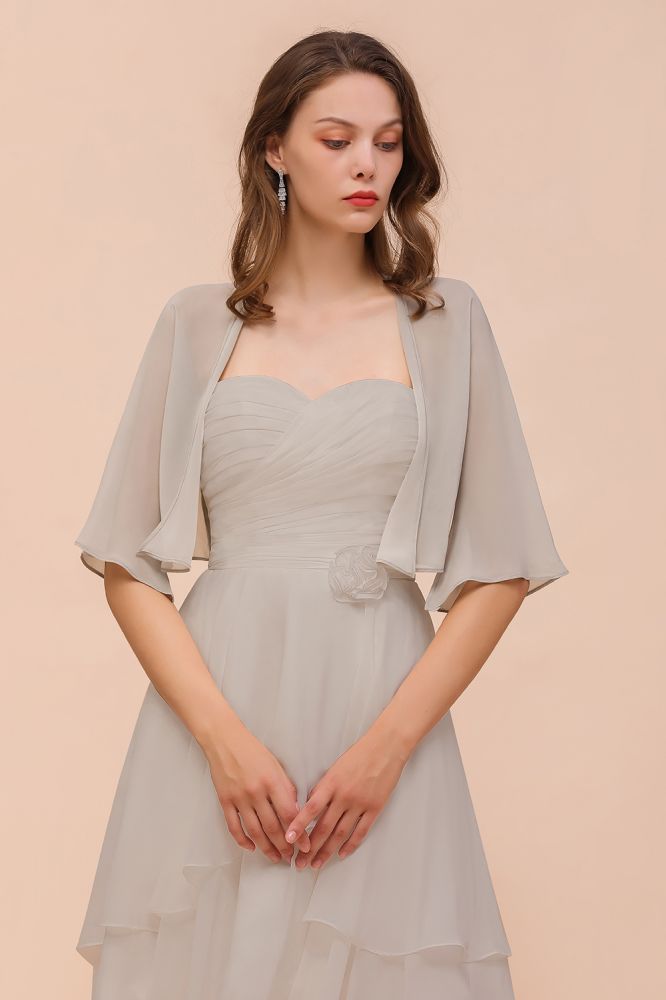 Vestido mini gris de dama de honor sin mangas con escote corazón y capas de gasa