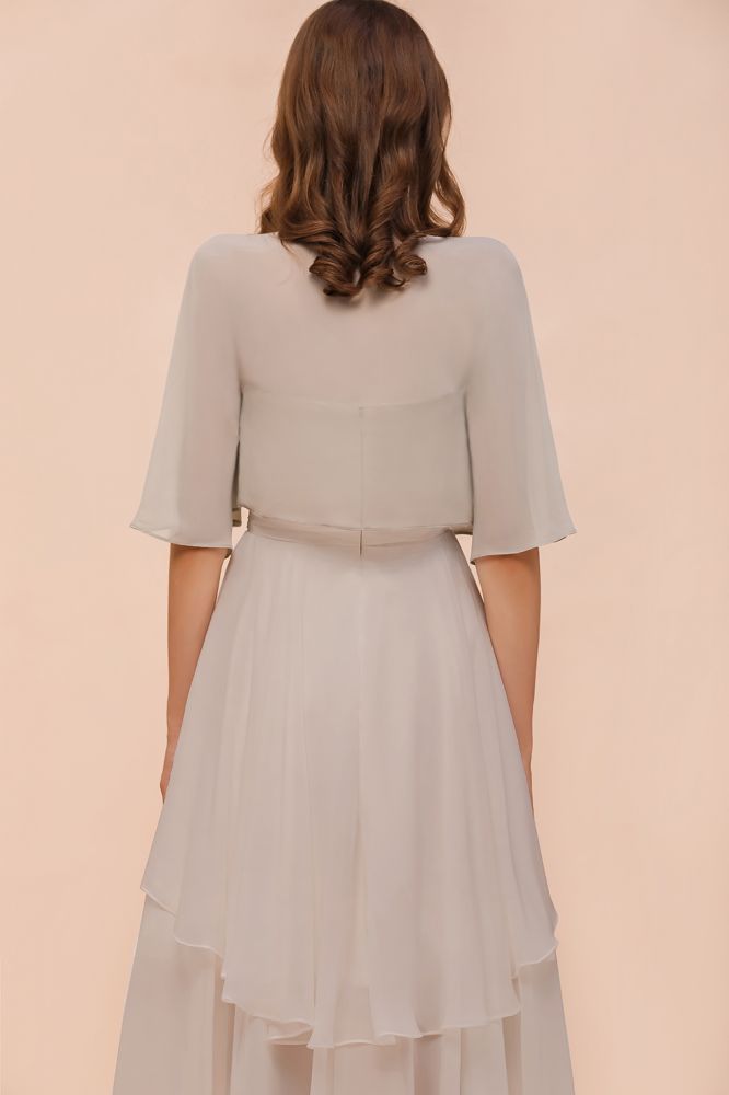 Vestido mini gris de dama de honor sin mangas con escote corazón y capas de gasa