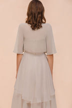 Vestido mini gris de dama de honor sin mangas con escote corazón y capas de gasa