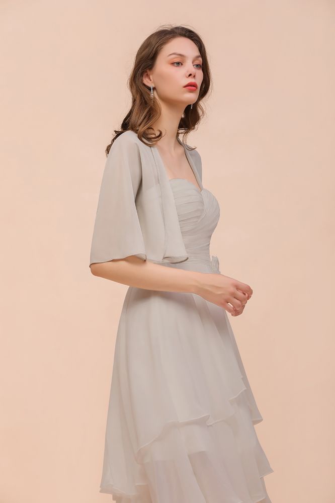 Vestido mini gris de dama de honor sin mangas con escote corazón y capas de gasa