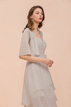 Vestido mini gris de dama de honor sin mangas con escote corazón y capas de gasa