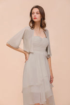 Vestido mini gris de dama de honor sin mangas con escote corazón y capas de gasa