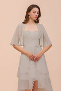 Vestido mini gris de dama de honor sin mangas con escote corazón y capas de gasa