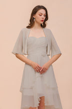 Vestido mini gris de dama de honor sin mangas con escote corazón y capas de gasa