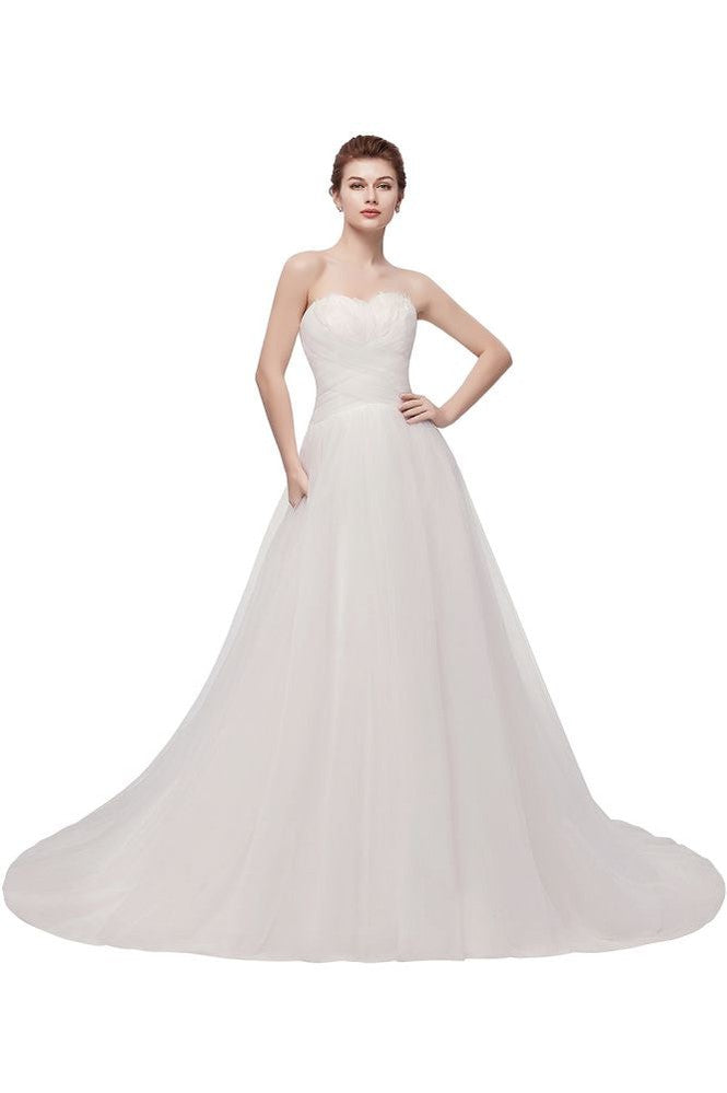 Vestidos de novia de tul con plumas, corte A y escote corazón sin tirantes