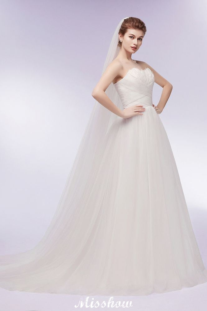 Vestidos de novia de tul con plumas, corte A y escote corazón sin tirantes