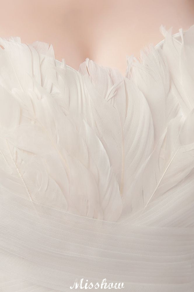 Vestidos de novia de tul con plumas, corte A y escote corazón sin tirantes
