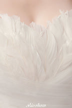 Vestidos de novia de tul con plumas, corte A y escote corazón sin tirantes