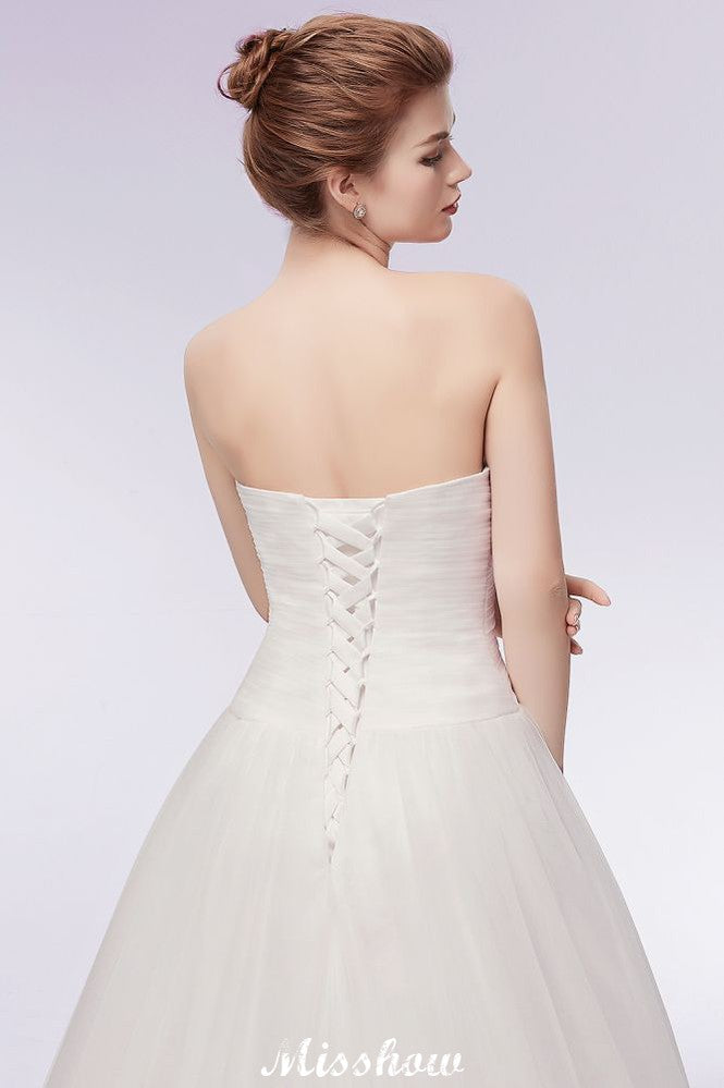 Vestidos de novia de tul con plumas, corte A y escote corazón sin tirantes