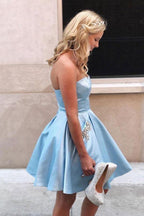 Vestido corto azul cielo de fiesta/regreso a casa con escote corazón, sin tirantes y bolsillos PD097
