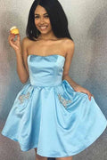 Vestido corto azul cielo de fiesta/regreso a casa con escote corazón, sin tirantes y bolsillos PD097