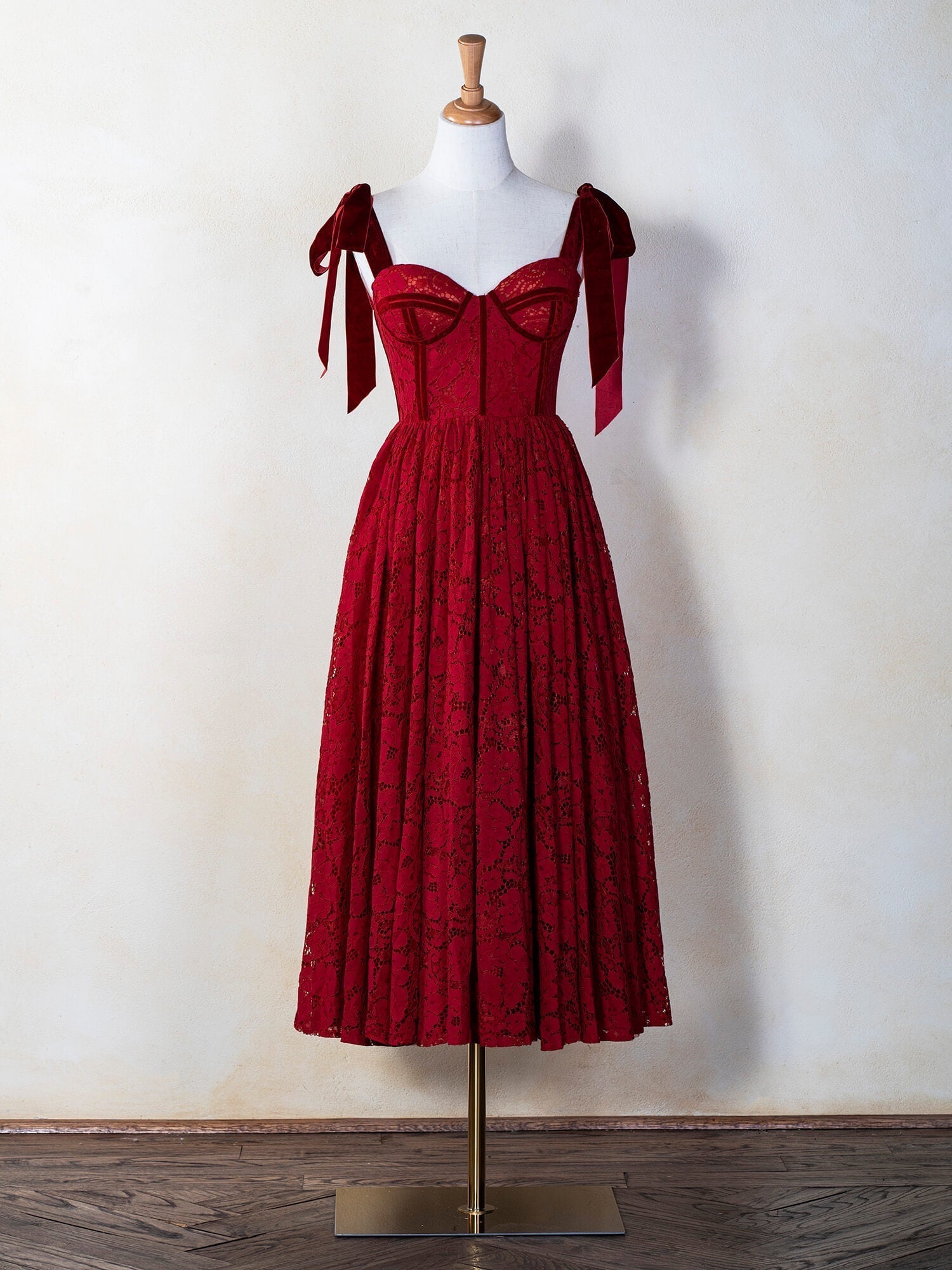 Vestido de fiesta de encaje con tirantes de corsé y lazo hasta la rodilla