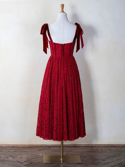 Teelanges Ballkleid aus Spitze mit Korsett und Schleifenträgern