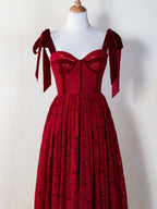 Vestido de fiesta de encaje con tirantes de corsé y lazo hasta la rodilla