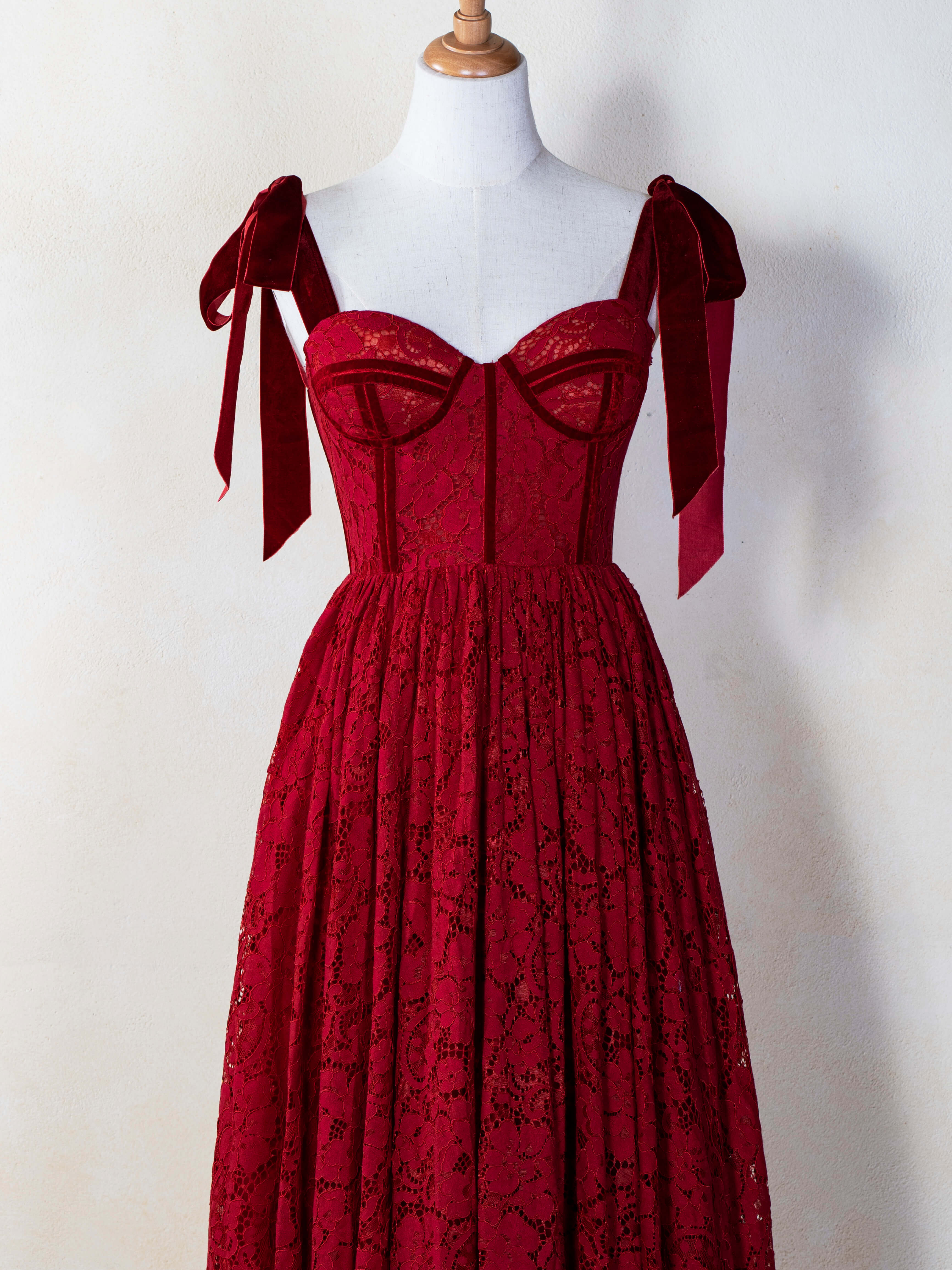 Vestido de fiesta de encaje con tirantes de corsé y lazo hasta la rodilla