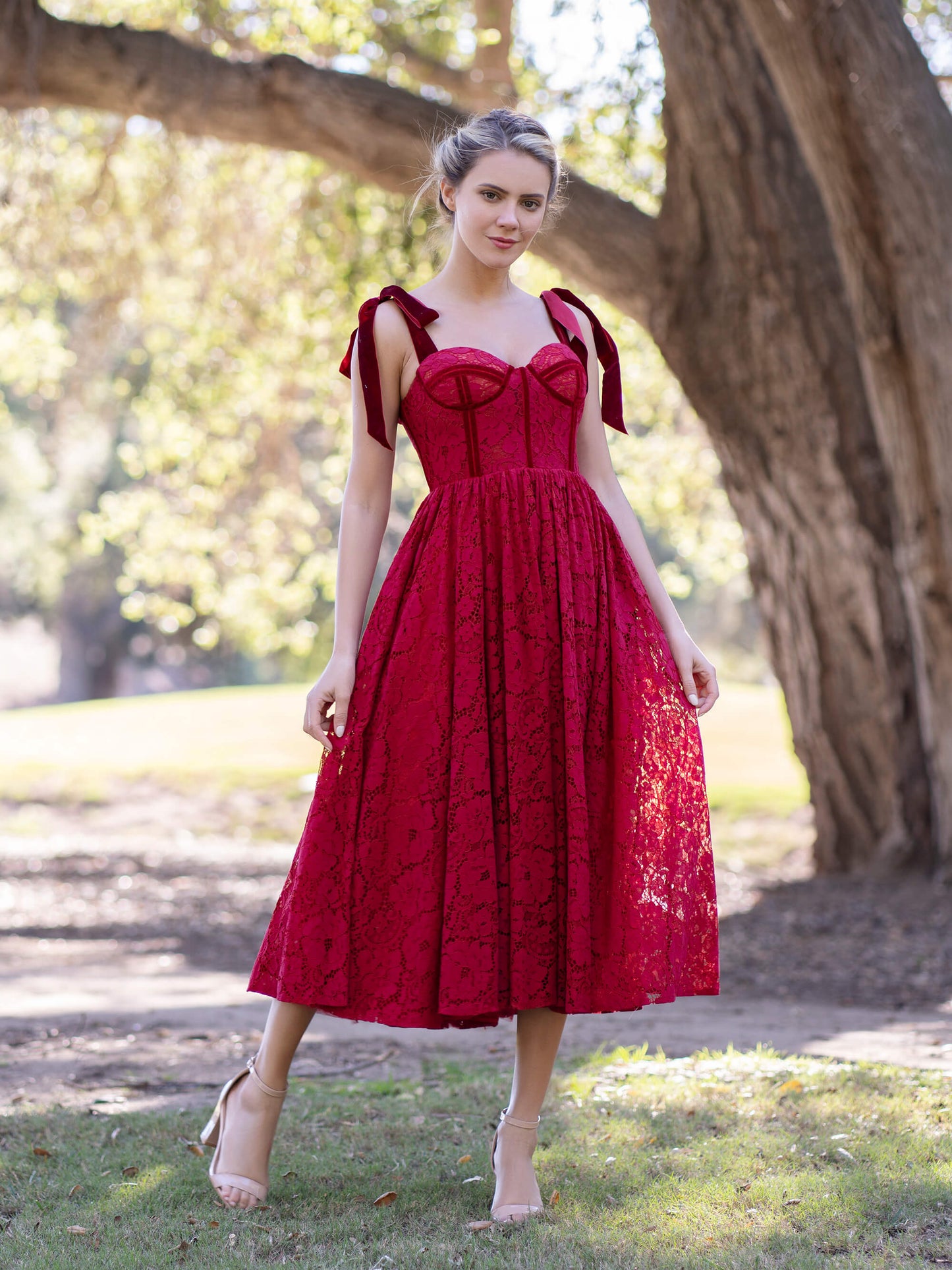 Teelanges Ballkleid aus Spitze mit Korsett und Schleifenträgern