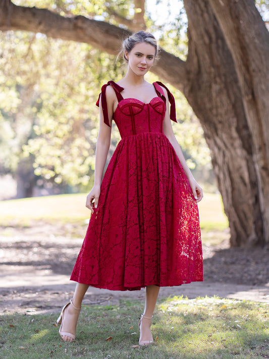 Teelanges Ballkleid aus Spitze mit Korsett und Schleifenträgern