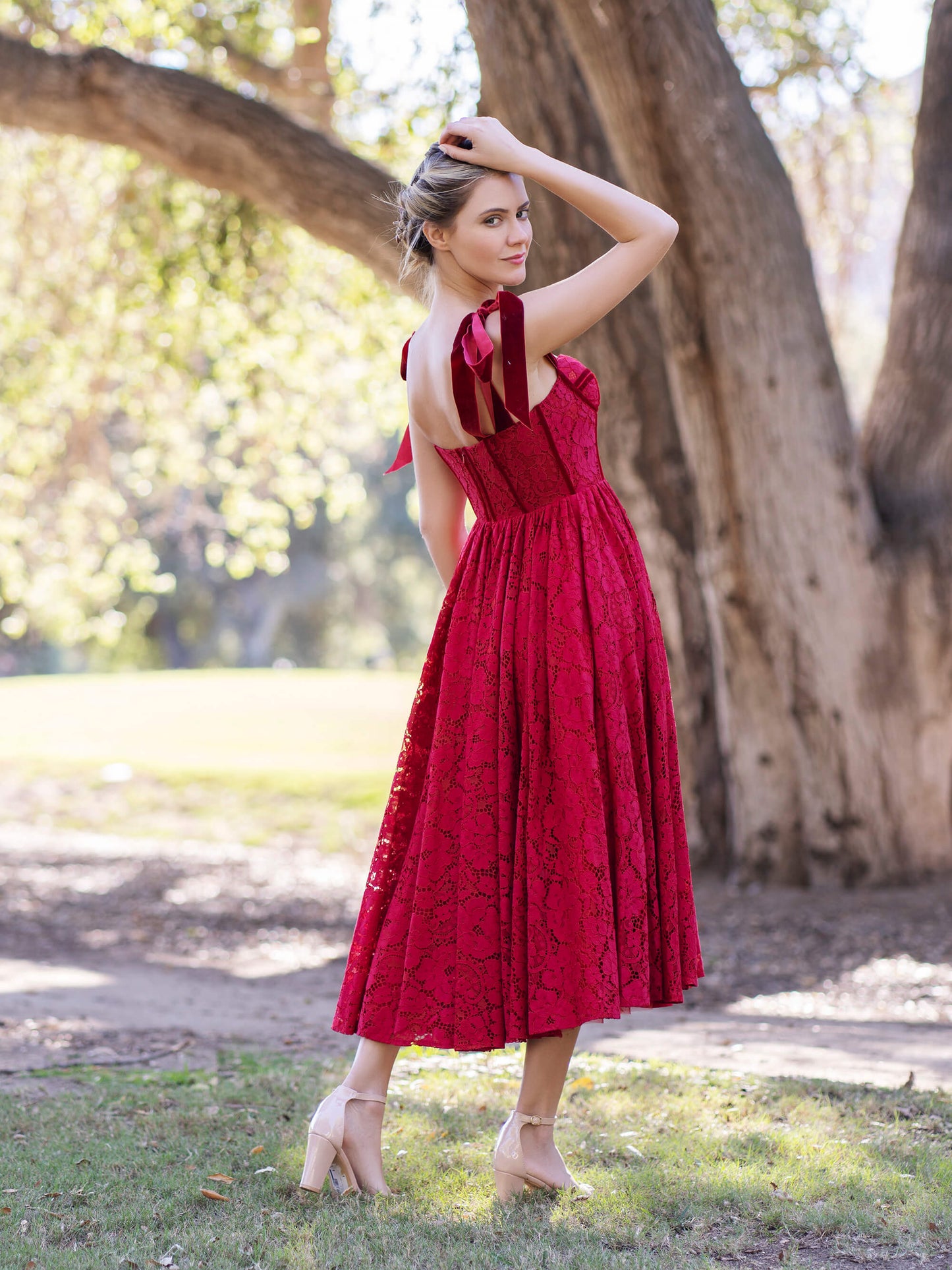 Teelanges Ballkleid aus Spitze mit Korsett und Schleifenträgern