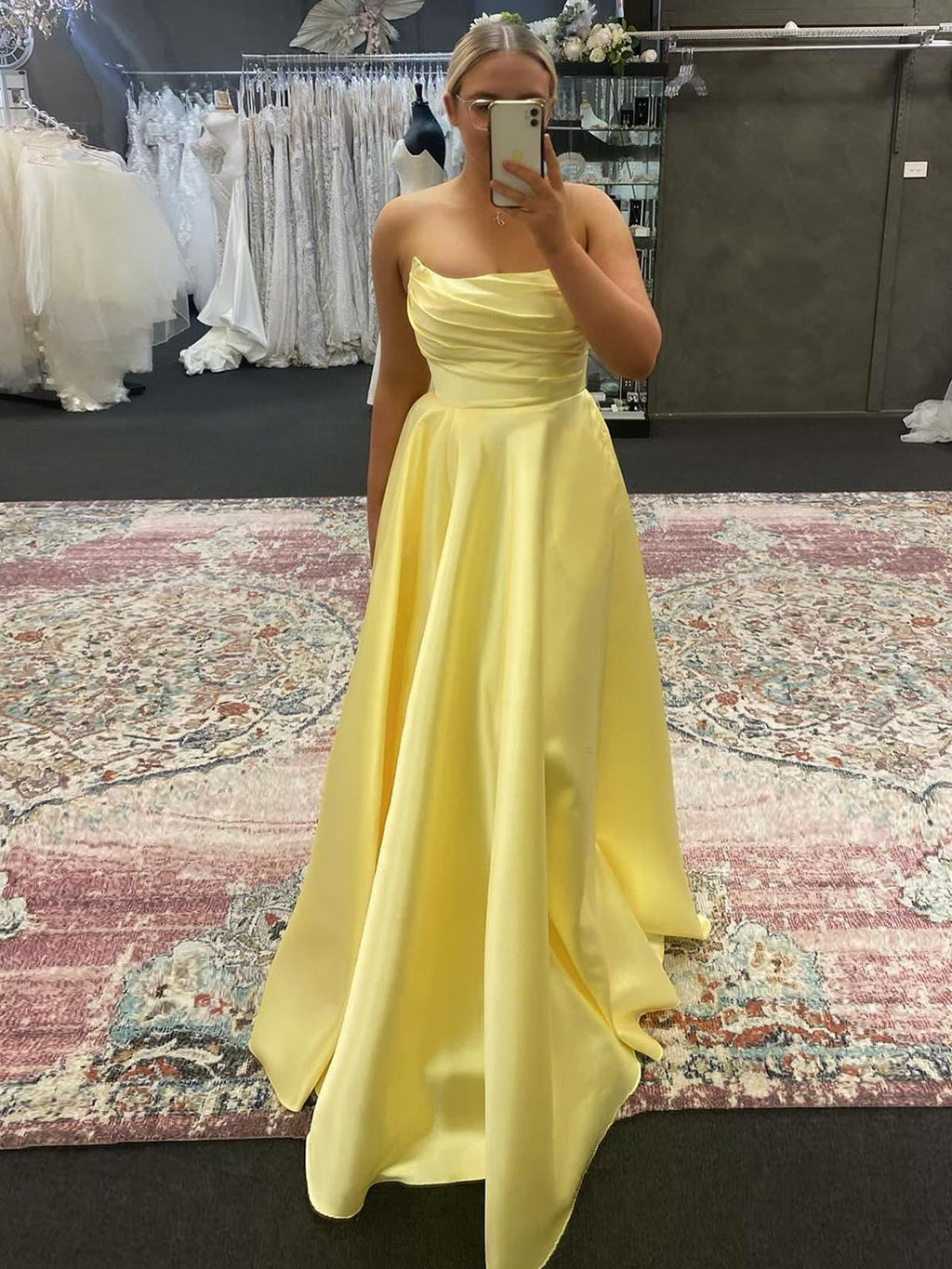 Tanzie | Vestido de fiesta largo de satén verde salvia sin tirantes y corte A