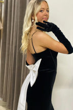 Thyra | Vestido largo de terciopelo negro con tirantes finos y lazo en la espalda