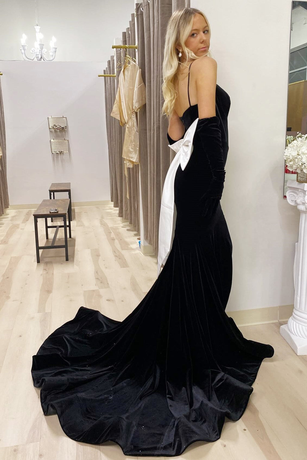 Thyra | Vestido largo de terciopelo negro con tirantes finos y lazo en la espalda