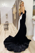 Thyra | Vestido largo de terciopelo negro con tirantes finos y lazo en la espalda