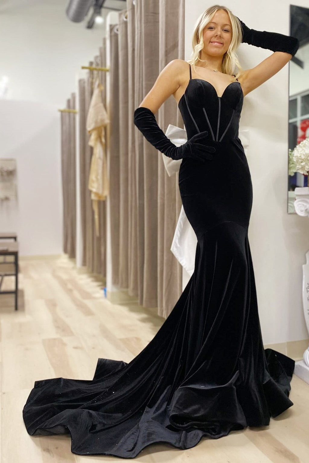 Thyra | Vestido largo de terciopelo negro con tirantes finos y lazo en la espalda