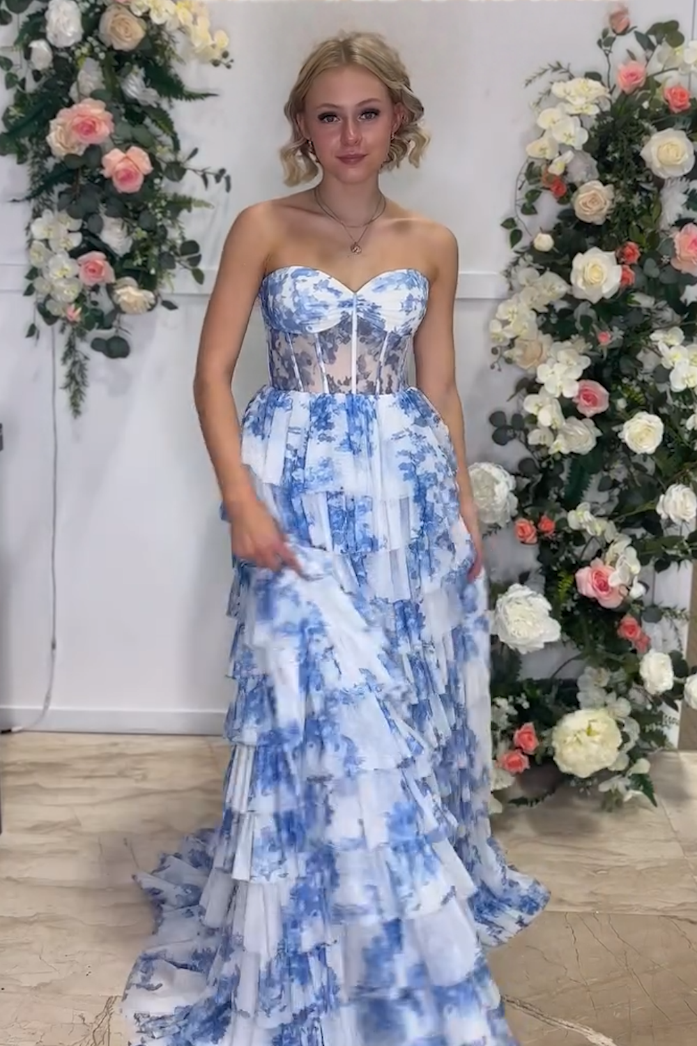 Tien | Vestido de fiesta largo con escote en forma de A y corsé de gasa con escote en forma de corazón y estampado floral azul