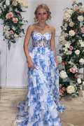 Tien | Vestido de fiesta largo con escote en forma de A y corsé de gasa con escote en forma de corazón y estampado floral azul