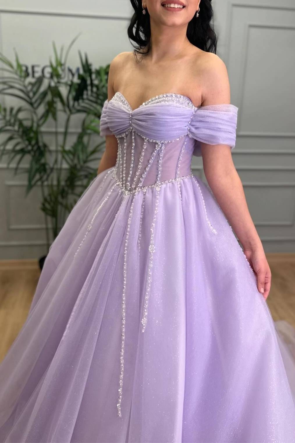 Tiffany | Vestido de fiesta de tul color lavanda con cuentas y corte en A, hombros descubiertos