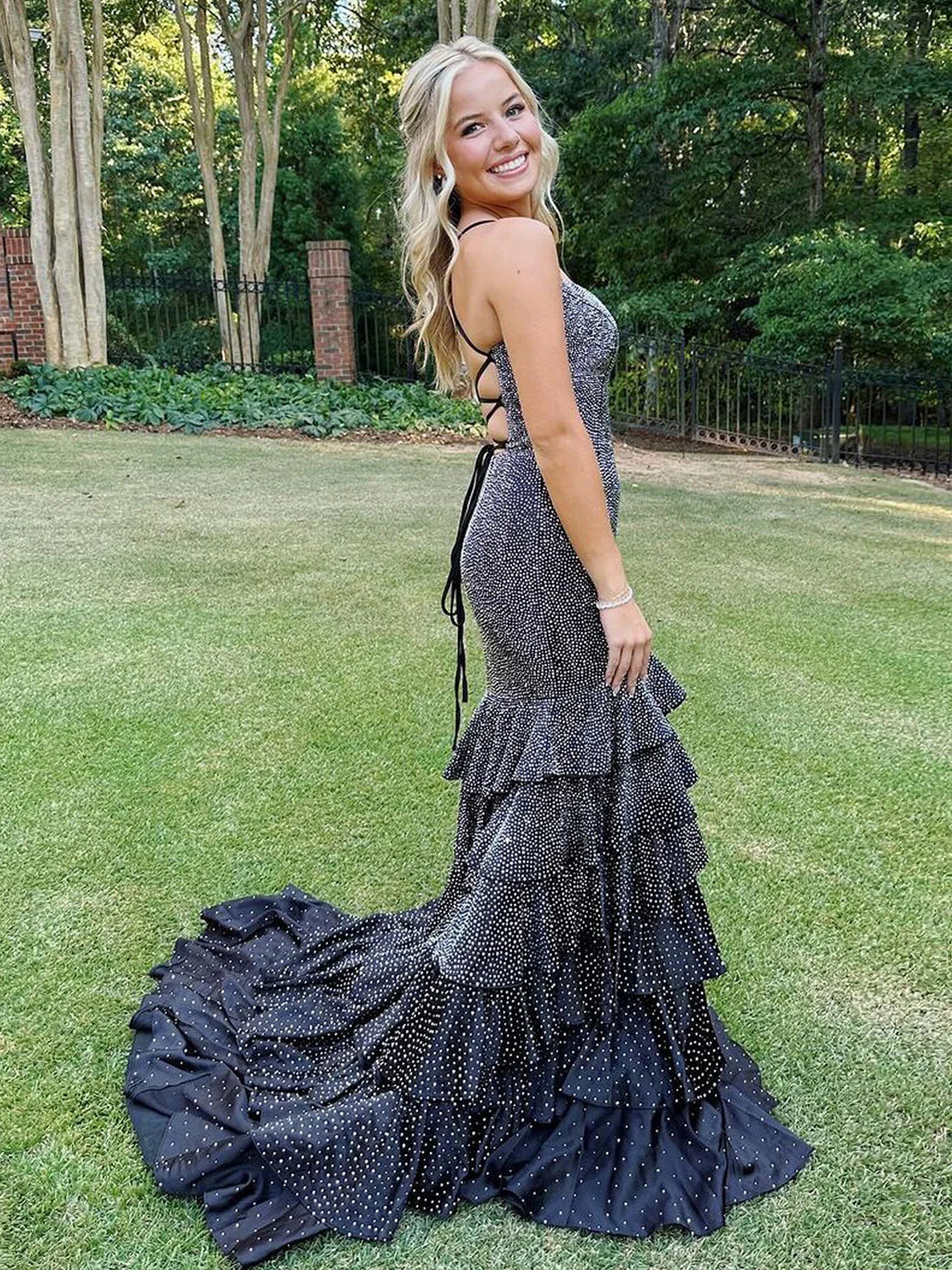 Topacio | Vestido de fiesta largo de sirena con escote en V y cuentas en negro