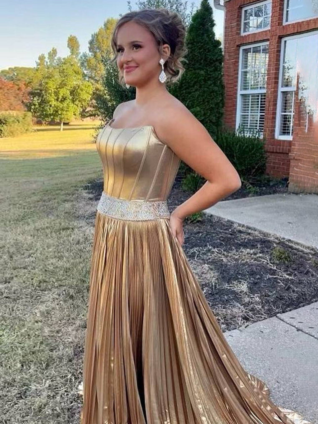 Touild | Vestido de fiesta sin tirantes, con cuentas y abertura en dorado metalizado